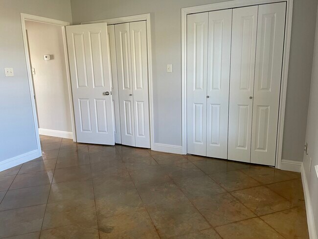 Dormitorio y armarios MST - 608 John Stine Rd