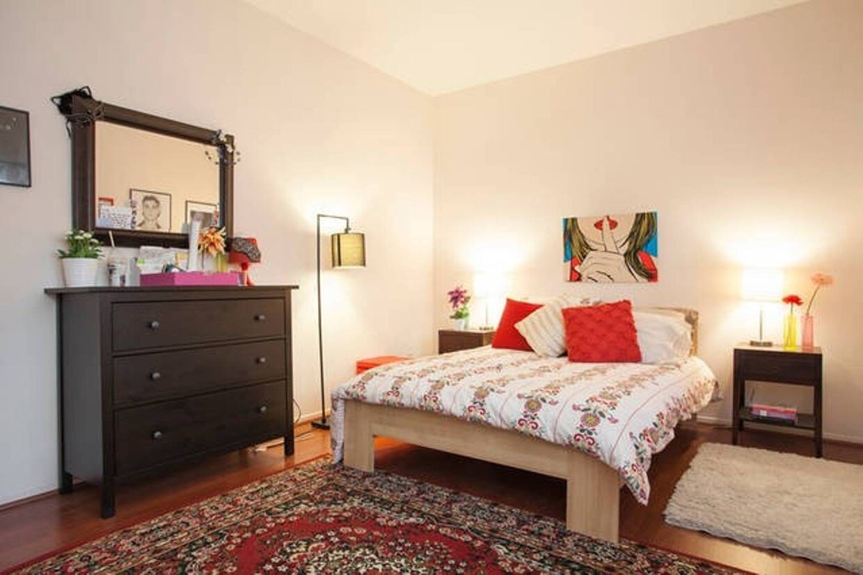 Foto principal - 166 S Hayworth Ave