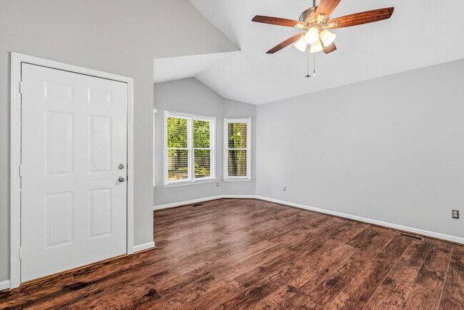 Foto del edificio - NW - Updated Home with Granite Counter-tops, Fire Place, Deck, Storage Building, Garage!