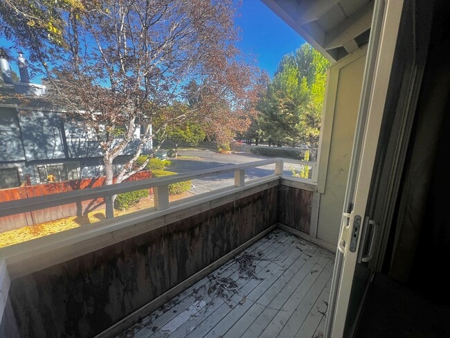 Building Photo - Specious 2-Bedroom Home with Prime Access