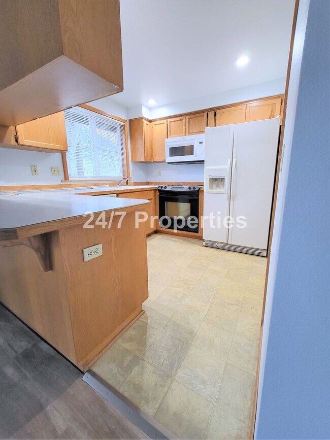 Foto del edificio - Updated 3BD | 2BA Home with Garage & Large Deck - Hillsboro