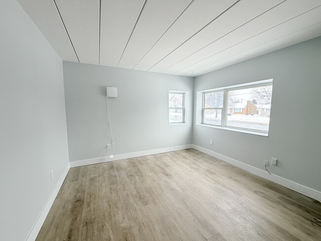 Building Photo - 301 Indian Rd S