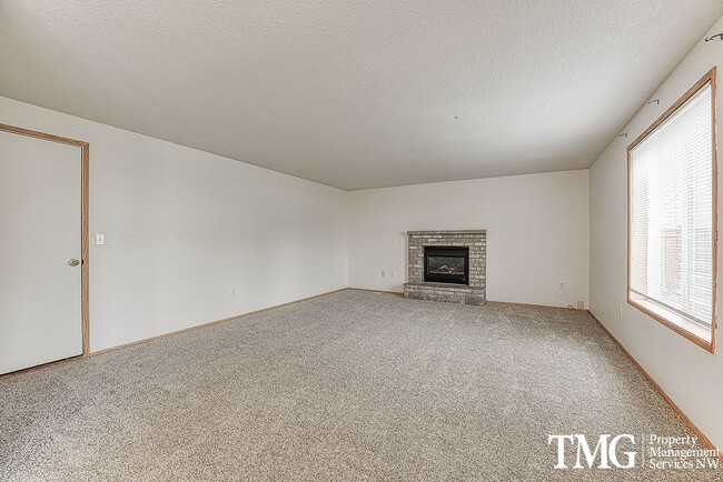 Building Photo - Spacious & Updated Single Level Home w/ Bonus Room & Fully Fenced Yard!