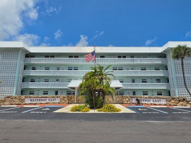 Foto del edificio - 325 Causeway N