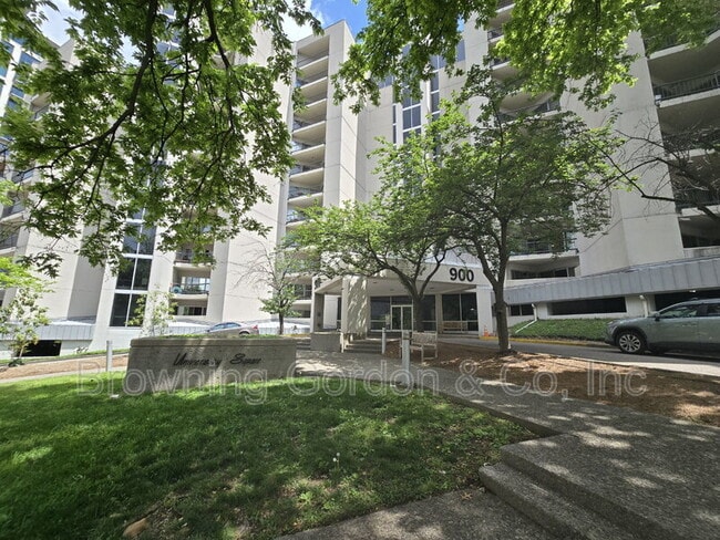 Building Photo - 900 19th Ave S