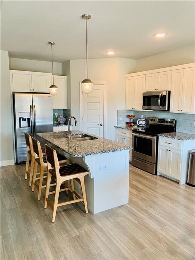 Building Photo - Stylish 4-Bed With Fireplace & Covered Porch