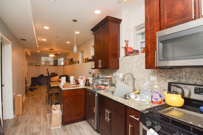 Foto del edificio - 3751 W Diversey Ave