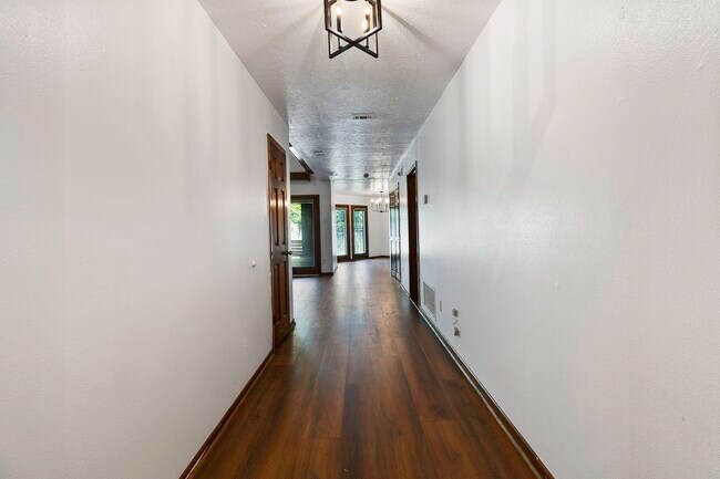 Foto del edificio - 1300 W Church St