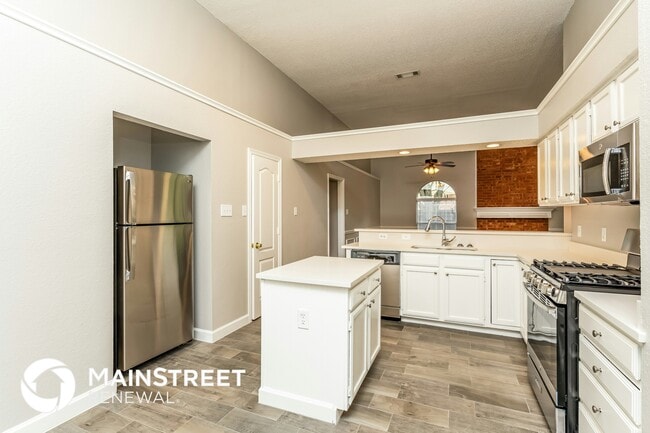 Building Photo - 633 Fern Dr