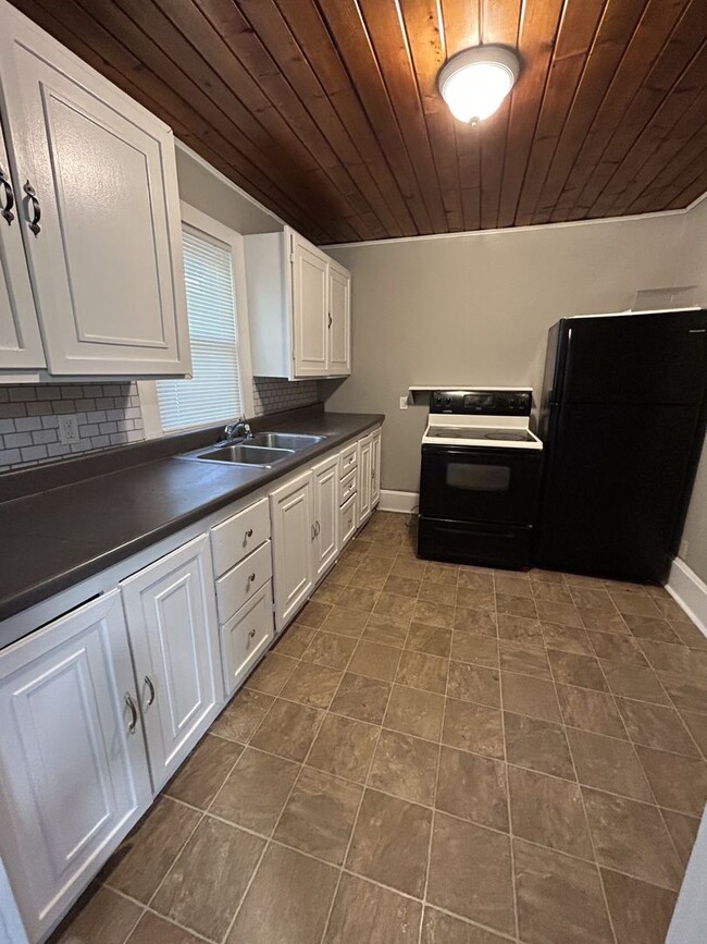 Building Photo - GORGEOUS 4BR/1BA - Large Corner Lot!  A MUST SEE!