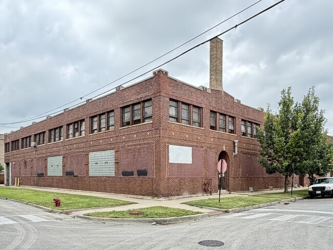 Building Photo - 610 N Albany Ave