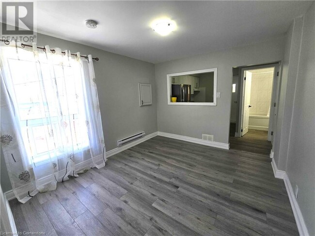 Building Photo - 300 Balmoral Ave N