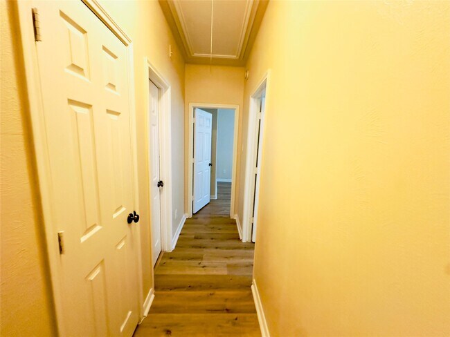 Foto del edificio - 1919 Spring Cliff Court