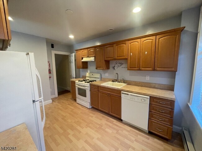 Building Photo - 43 Mapes Ave