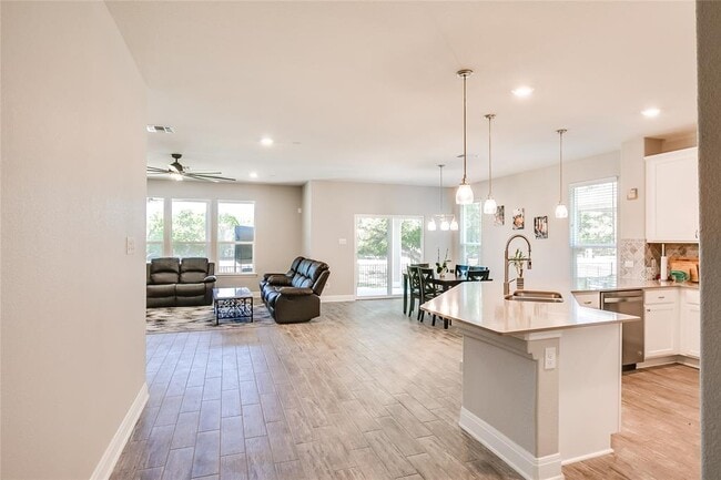 Building Photo - 817 Desaix Dr