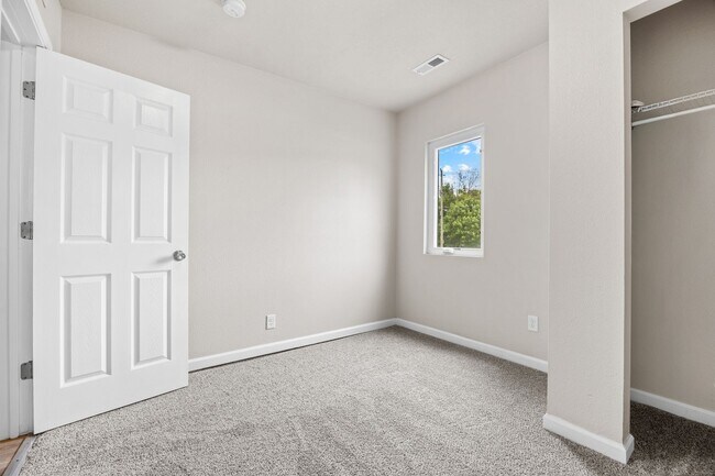 Foto del edificio - 3 Bedroom New 2 Stall Detached Garage