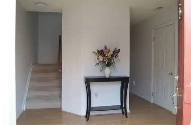 Foto del edificio - 25 Halstead Pl