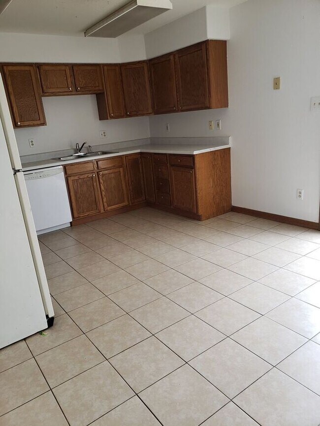 Building Photo - 725 Falcon Dr