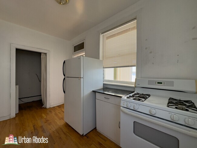 Building Photo - 2409 W Wilson Ave
