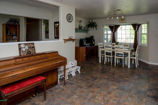 Building Photo - Bloomington Hills Beauty