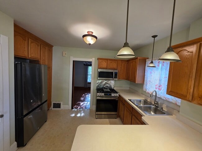 Kitchen - 4144 Commonwealth Ave