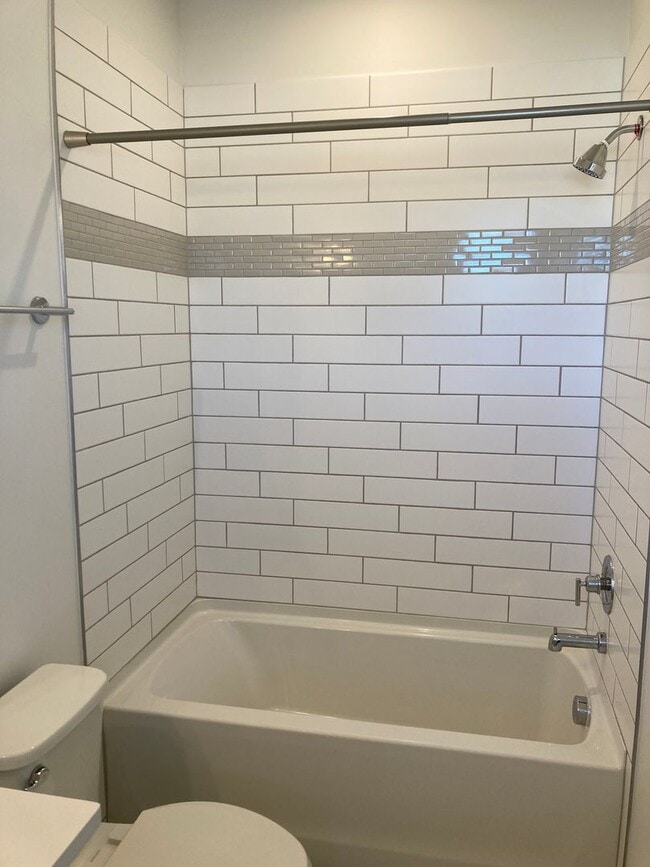 Foto del edificio - 3 bedroom, 3.5 bath, Spacious & Open Floor...
