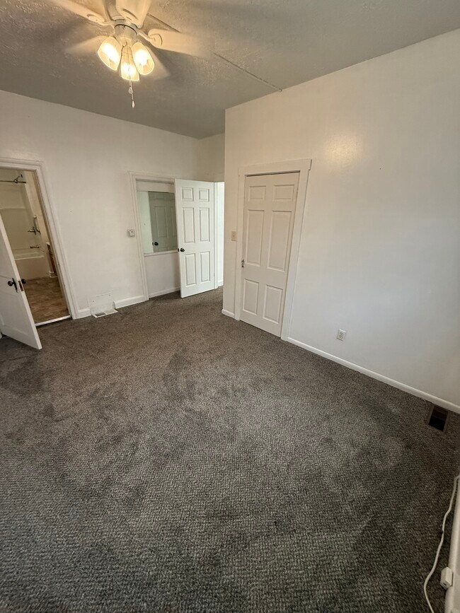 Large Bedroom - 1 E Main St