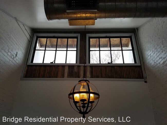 Building Photo - 703 W Magnolia Ave