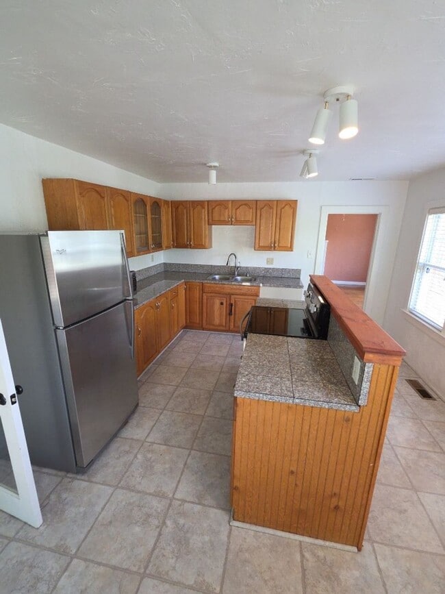 Foto del edificio - Central Lakeport 3-Bedroom Home