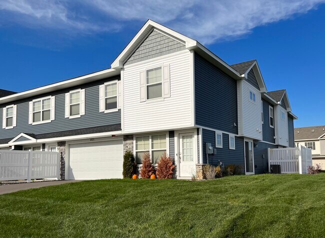 Apartamento de esquina muy atractivo con orientación sur y este. - 4825 Martingale Drive