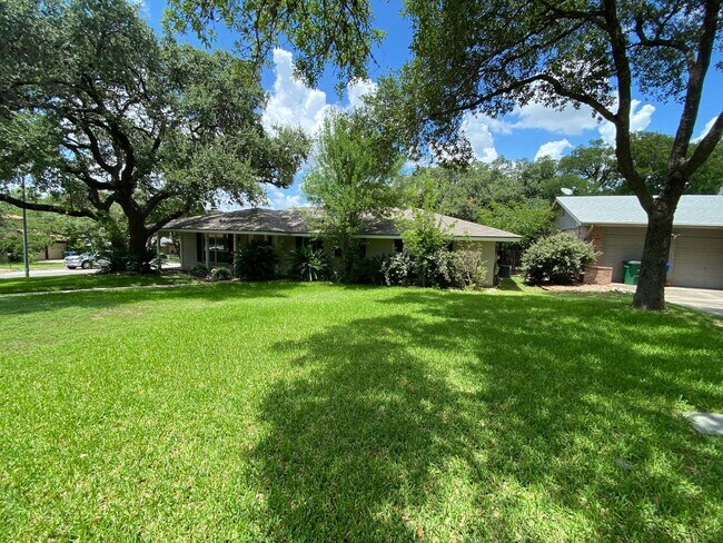 Photo - July Move-In Special - Fabulous 4/2 single... House