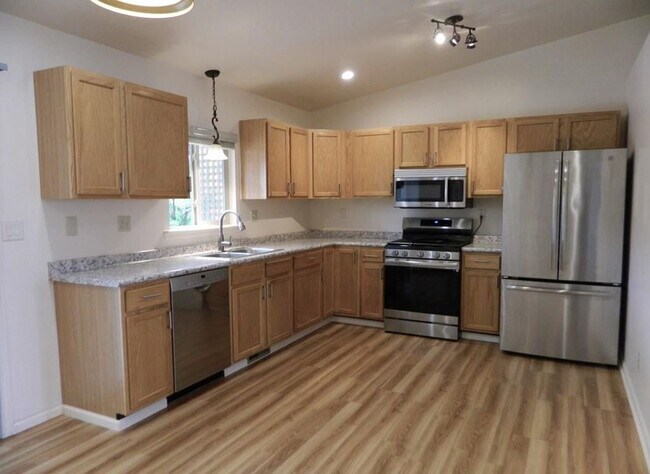 Building Photo - Lovely 3 bedroom, 2 bathroom house with a ...