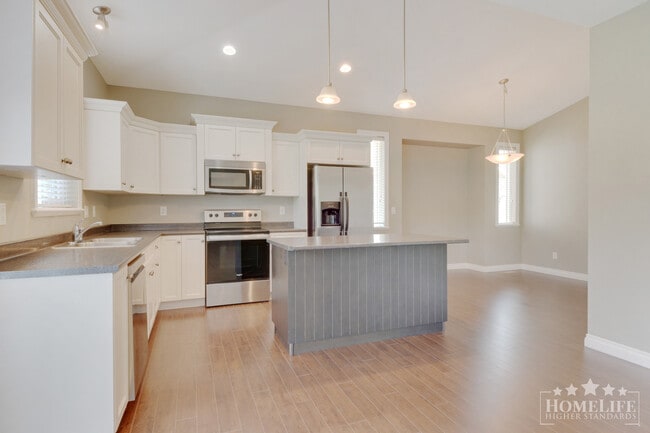 Building Photo - Comfortable & Spacious 3 Bed, 1 Den, & 2.5 Bath - Upper 2 floors of Home for Rent in Promontory!