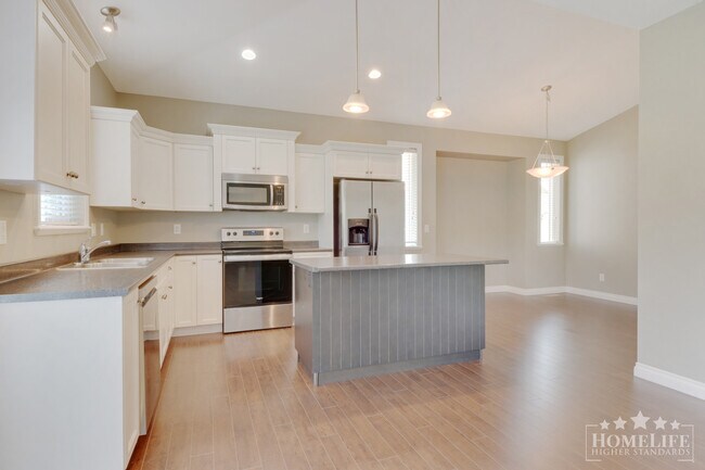Photo du bâtiment - Comfortable & Spacious 3 Bed, 1 Den, & 2.5 Bath - Upper 2 floors of Home for Rent in Promontory!