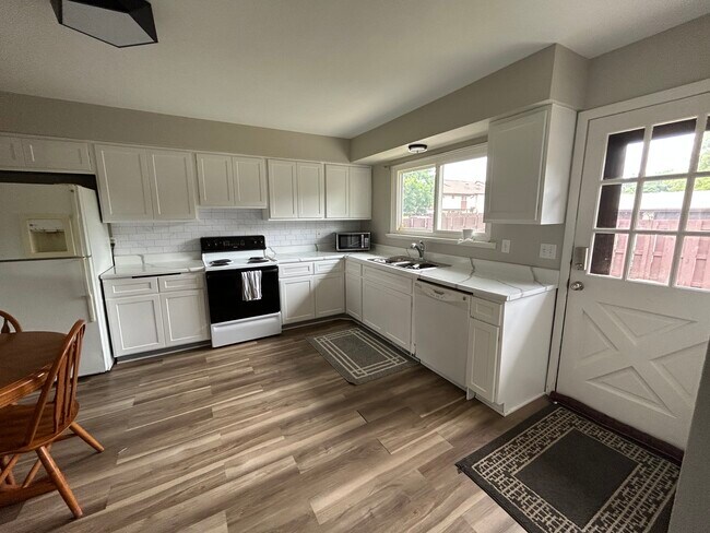 Foto del edificio - 16677 Westminster Ct