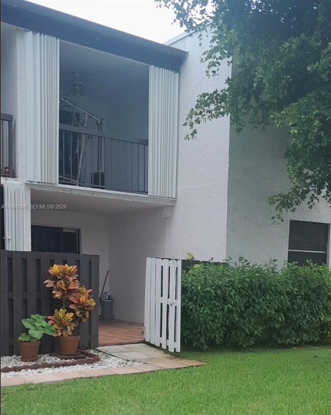 Building Photo - 9437 Fontainebleau Blvd