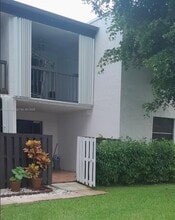 Building Photo - 9437 Fontainebleau Blvd