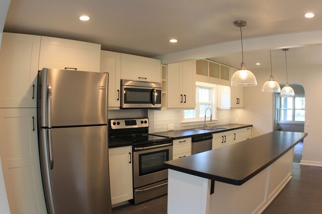 Building Photo - Three Bedroom in Alton