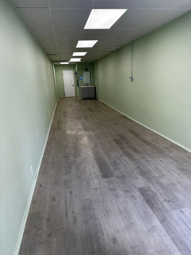 Building Photo - 1105 E Chevy Chase Dr