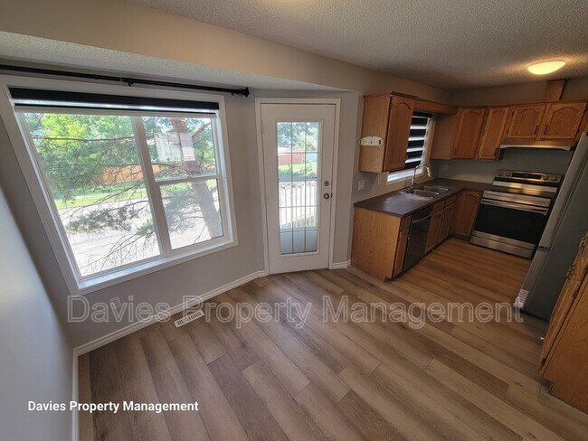 Photo du bâtiment - 4252-4229 29 Ave NW