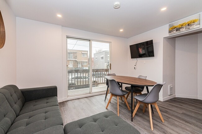 Building Photo - 6548 Av. Azilda