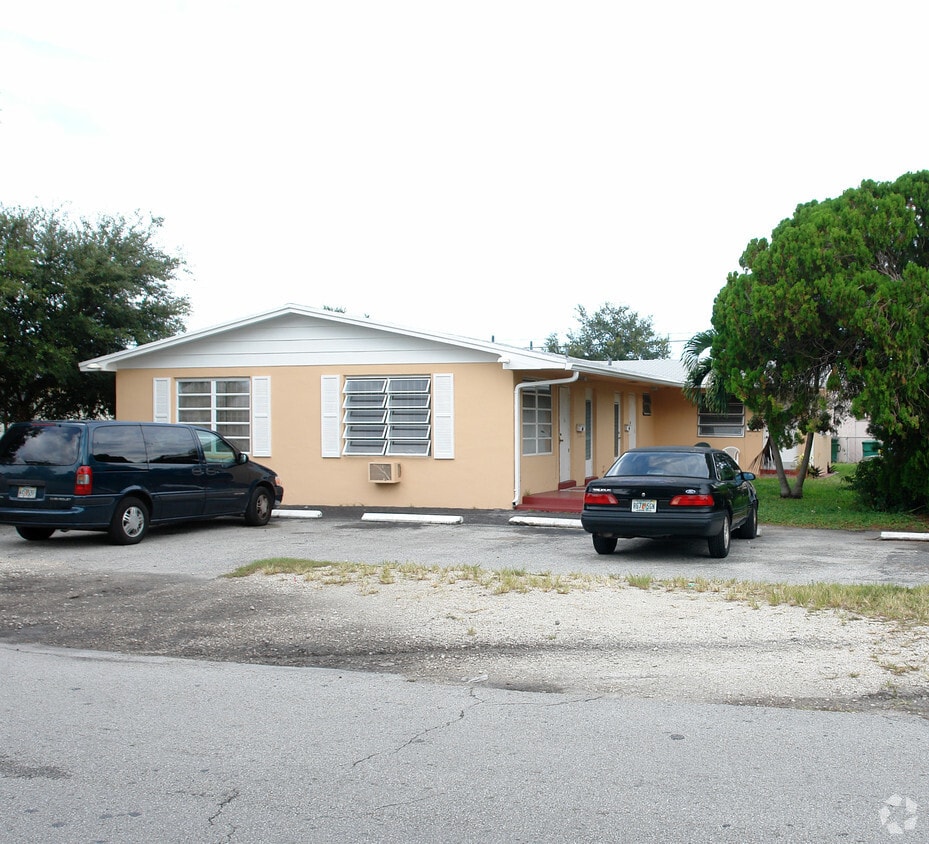 Primary Photo - 759 NE 166th St