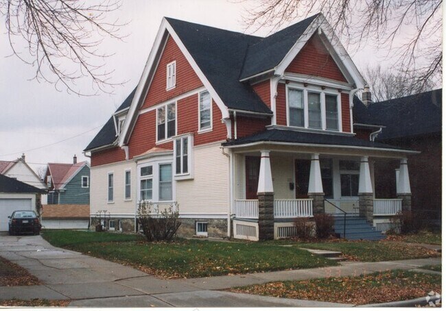 Building Photo - 3355 N Bartlett Ave