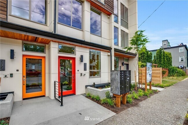 Building Photo - 5015 Fauntleroy Way SW