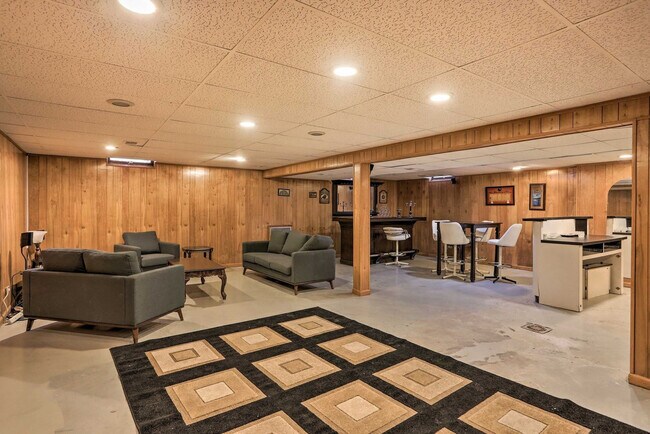 Building Photo - 1960 Pinelawn Dr