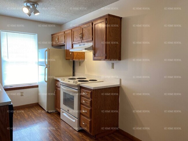 Building Photo - Bright 3 bed 2 bath home in KCMO!