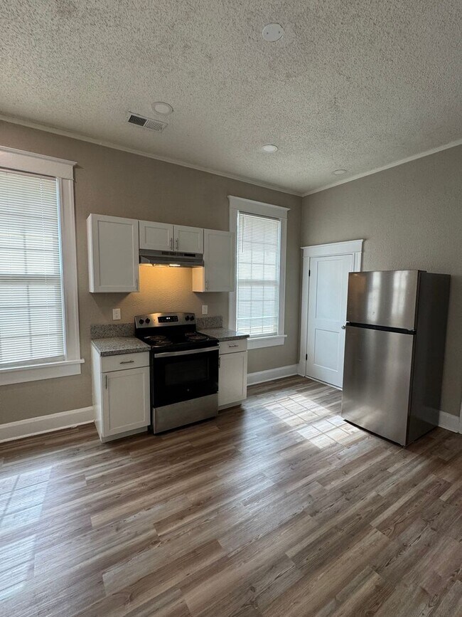 Building Photo - Newly Renovated Cozy & Convenient