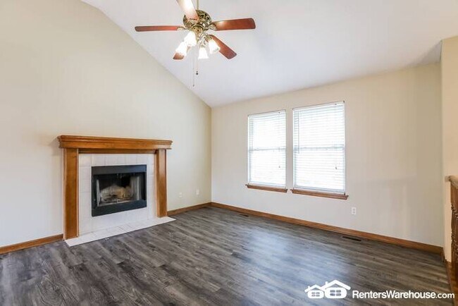 Foto del edificio - 3 Bed 2.5 Bath In Raymore!  Available 7/1!