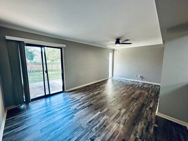 Foto del edificio - 1423 E 125th Terrace