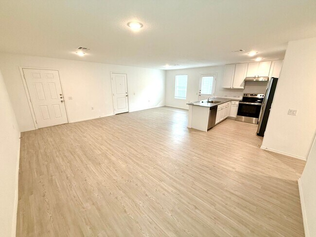 Foto del edificio - **APPLICATION RECEIVED** AVAILABLE NOW! 4 ...